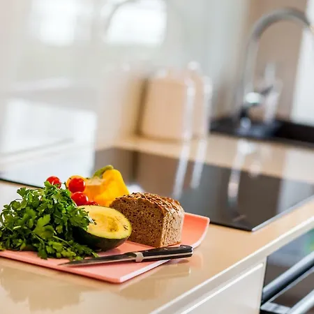 Black&white - Silver House Free Parking