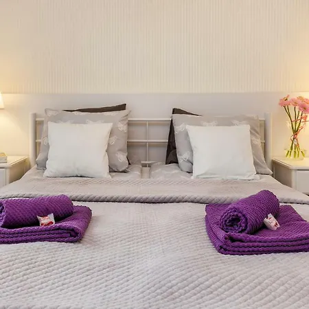 Black&white - Silver House Free Parking