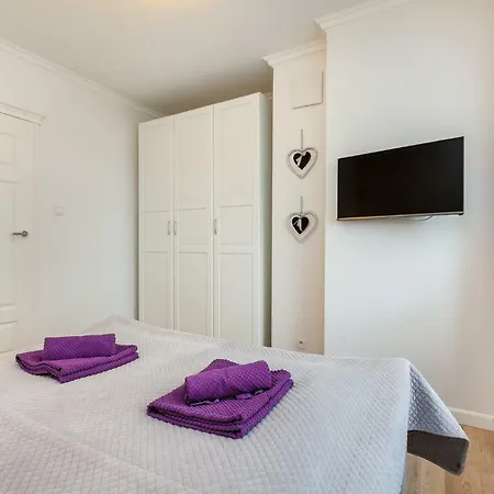 Black&white - Silver House Free Parking