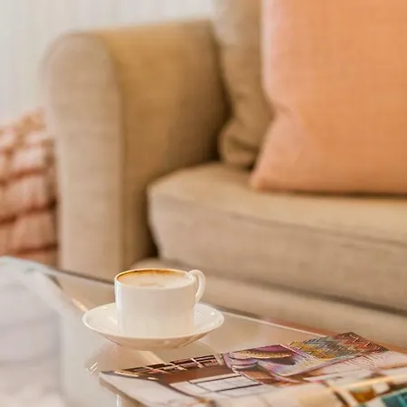 Black&white - Silver House Free Parking *