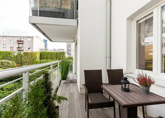 Black&white - Silver House Free Parking