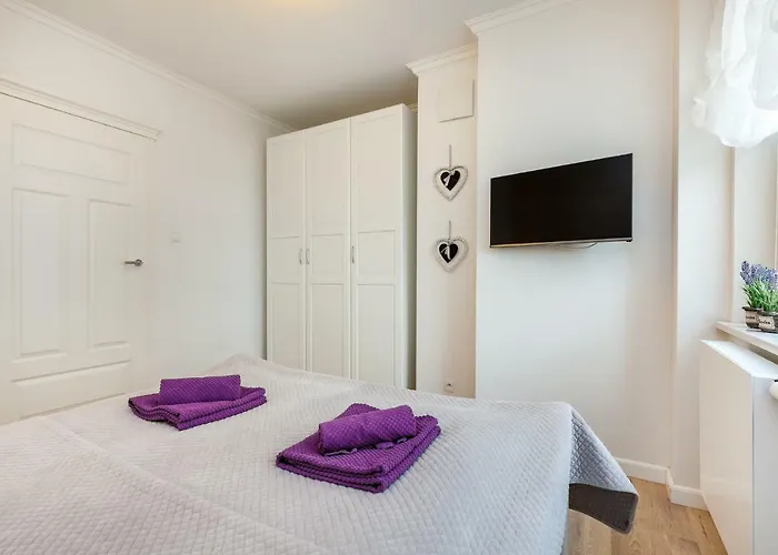 Black&white - Silver House Free Parking