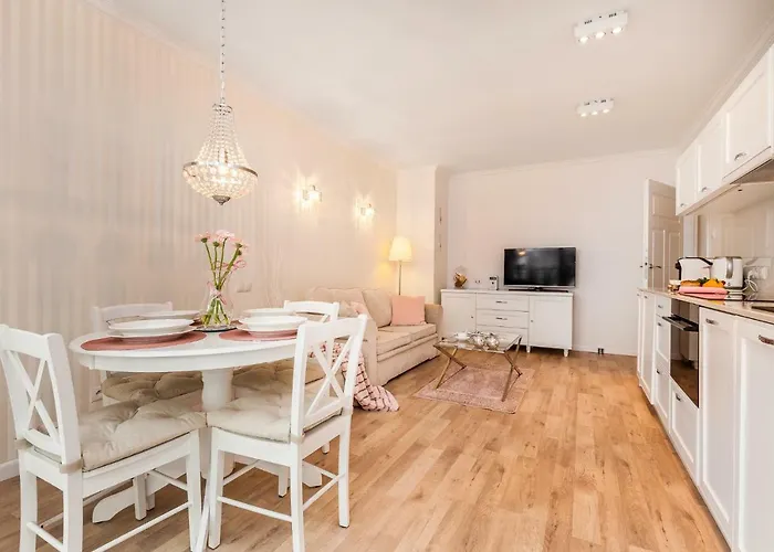 Black&white - Silver House Free Parking